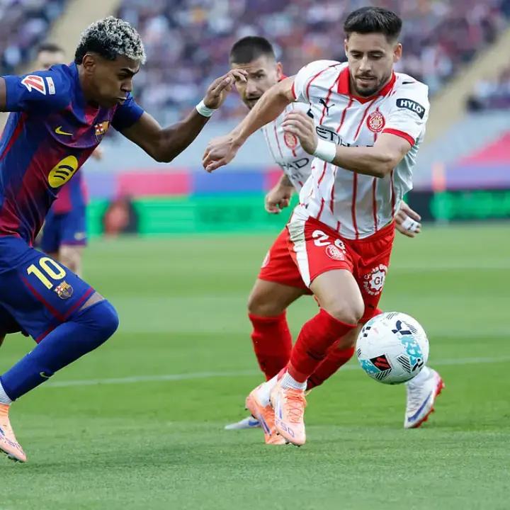 Barcelona Menang atas Girona, Kartu Merah Hansi Flick dan Gol Penting Ronald Araujo Jadi Sorotan