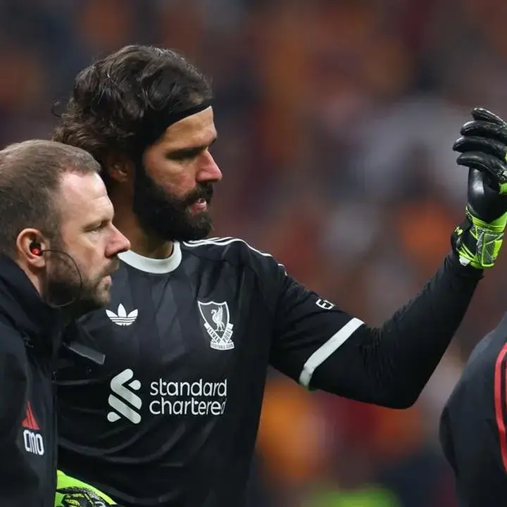 Alisson Becker Dipastikan Menepi Hingga November Akibat Cedera Hamstring