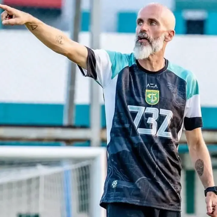 Edu Perez Terancam Drop Out, Bonek Usulkan Bernardo Tavares