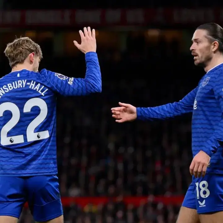 Meski Bermain dengan 10 Pemain, Gol Tunggal Dewsbury-Hall Antar Everton Taklukkan Manchester United di Old Trafford