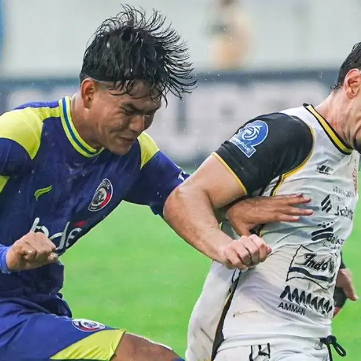 Minim Adu Taktik, Laga Arema vs Persija Justru Diwarnai ‘Perang’ Pelanggaran dan Hujan Kartu