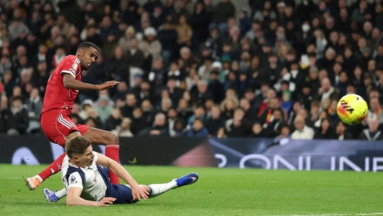 Jamie Carragher Bela Micky van de Ven Atas Tekel yang Bikin Alexander Isak Cedera