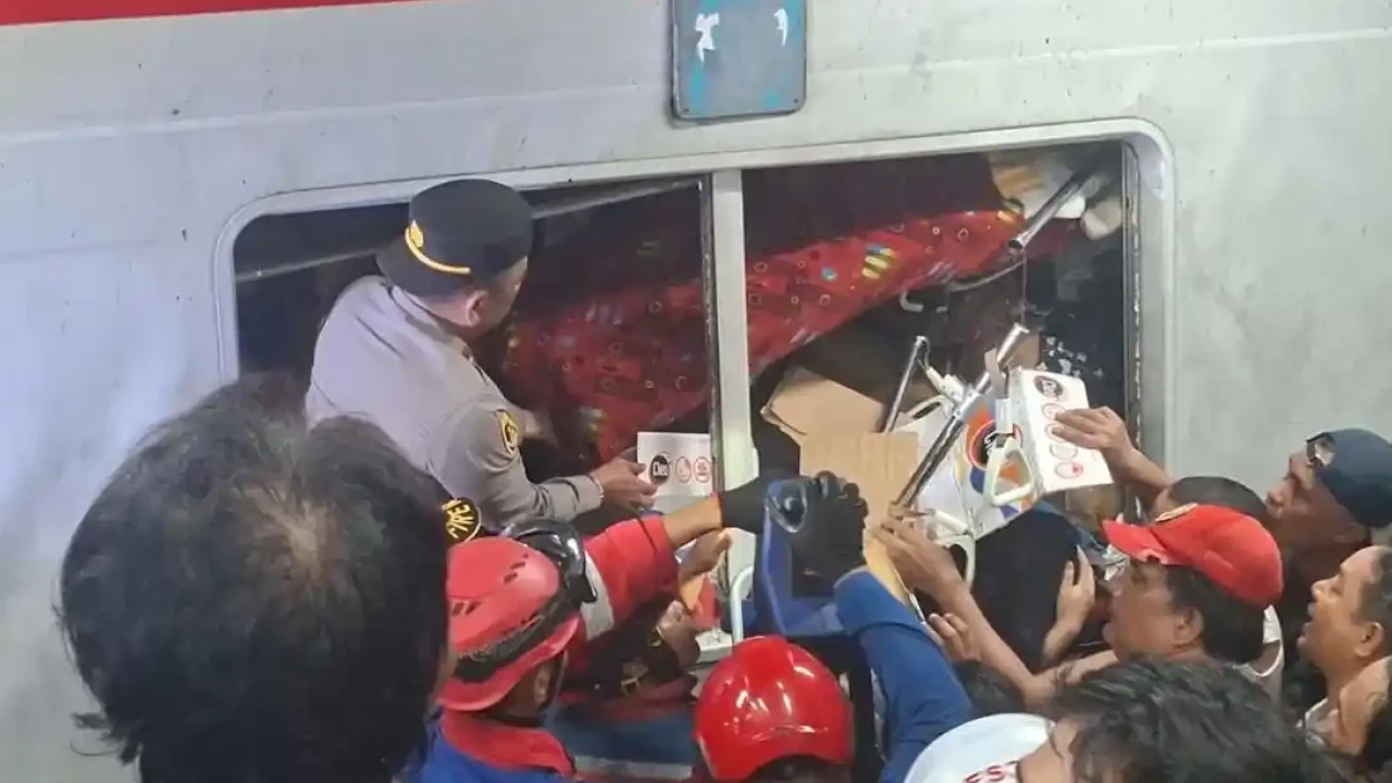 Kronologi Lengkap Kecelakaan Kereta Stasiun Bekasi Timur Krl Tertabrak Taksi Lalu Dihantam Ka Argo Bromo