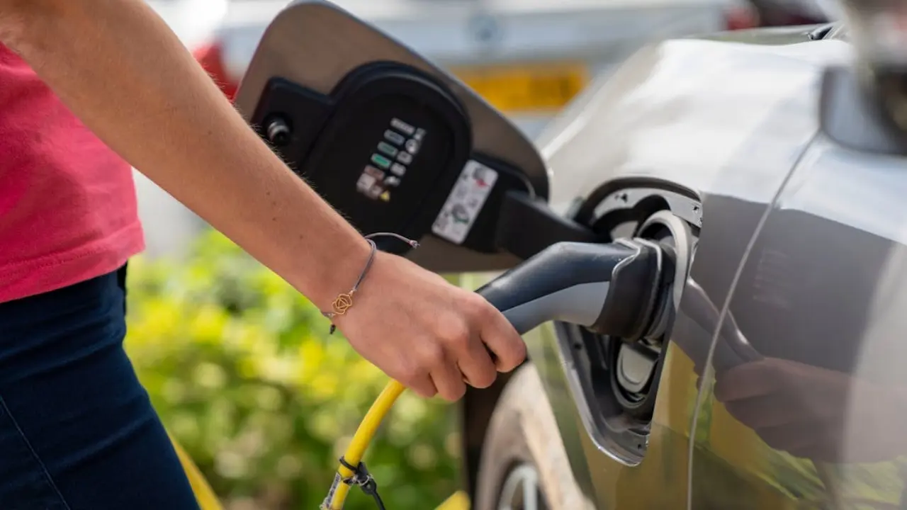 Kabar Baik Untuk Pemilik Ev Pajak Mobil Listrik Batal Naik Dan Insentif Diperpanjang