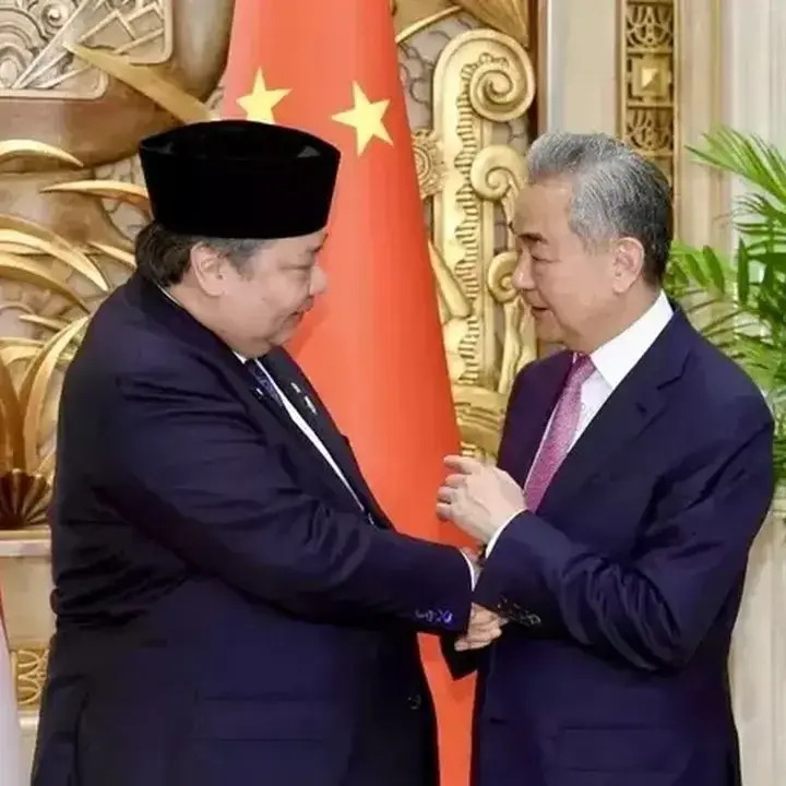 Airlangga Tawarkan Diri Jadi Kontak Langsung Wang Yi untuk Investor China