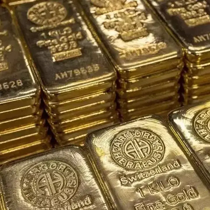 Emas Menguat Saat Minyak Turun, Suku Bunga The Fed Jadi Sorotan