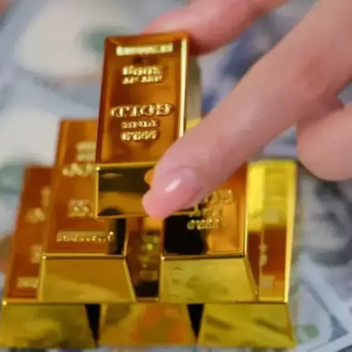 Harga Emas Meroket ke Puncak Dua Pekan Akibat Dolar Loyo