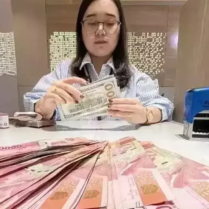 Rupiah Diperkirakan Terus Melemah, Diperkirakan Bergerak di Rp18.100–Rp18.150