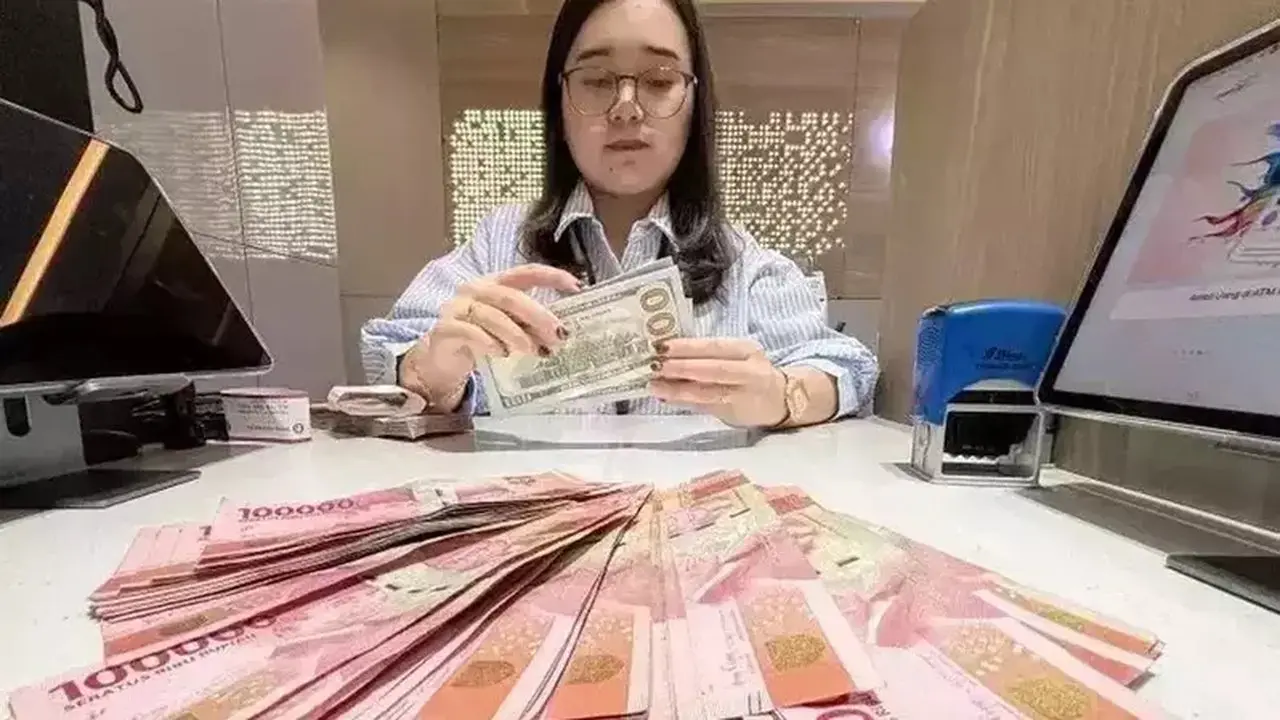 Rupiah Diperkirakan Terus Melemah, Diperkirakan Bergerak di Rp18.100–Rp18.150