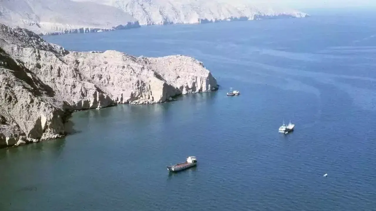 UEA: Dua Tanker Dihantam Rudal Iran di Selat Hormuz, Satu Kru Tewas
